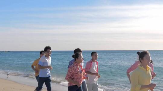 一群人在海边奔跑视频素材模板下载