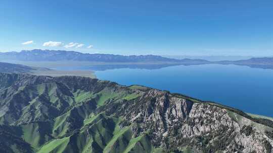 航拍中国新疆被群山环绕的赛里木湖晴天风光