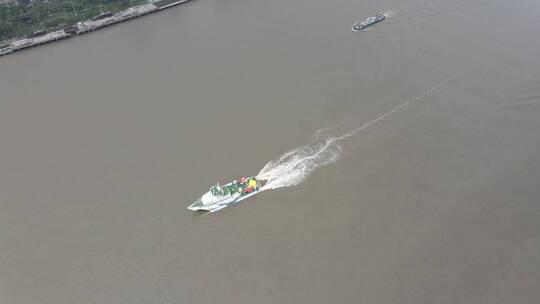 航拍黄浦江上的游艇视频素材模板下载