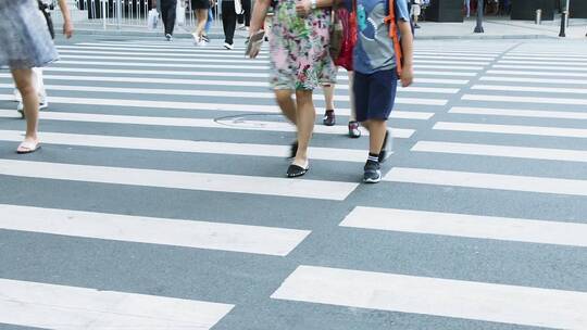 节假日街道人群过马路