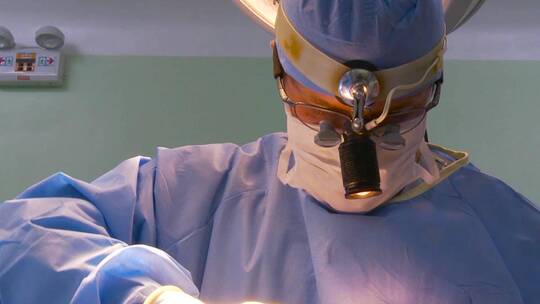 在手术室做手术的医生视频素材模板下载