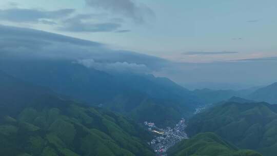 雨后的安徽黄山市黄山区汤口镇旅游景区小镇