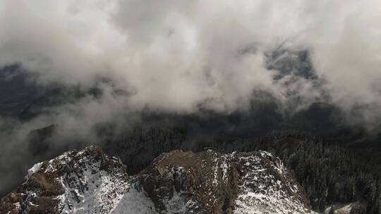 高耸入云的雪山景观