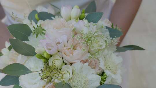 法国里昂新娘手持新娘花束优雅-特写