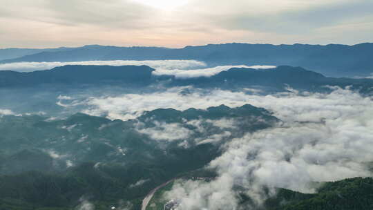 丘陵地貌山脉云雾翻腾