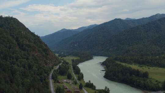 卡通河和白天山上道路上的交通车辆