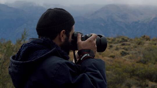 男人在拍摄山景视频素材模板下载