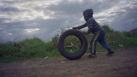 滚轮胎的孩子视频素材模板下载