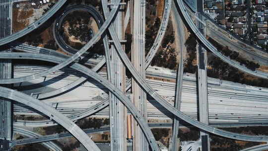 史诗高速公路交汇处的无人机俯视图，交通通视频素材模板下载
