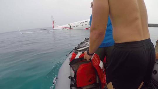 救援队救援坠海的飞机