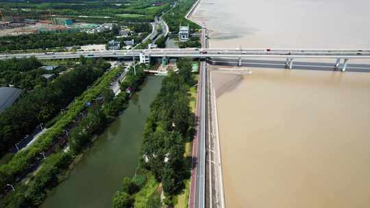 杭州钱塘江沿江边江东大桥车辆车流风景航拍视频素材模板下载