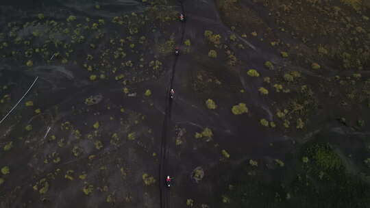 从无人机上看，摩托车柱骑着穿过火山火山口