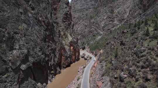 G214唐蕃古道类乌齐县吉曲峡谷航拍风光