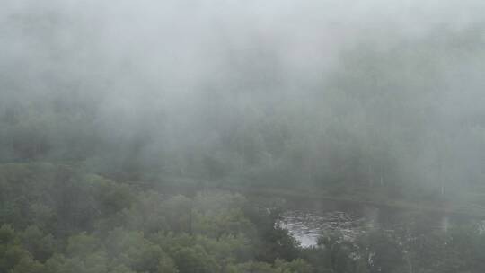 大兴安岭山林河流迷雾