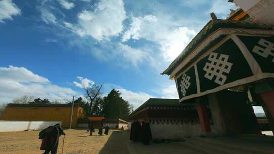 阿坝蓝天白云各莫寺建筑