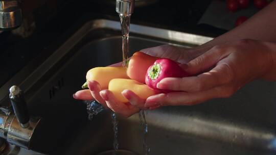 流动水源清洗果蔬的镜头