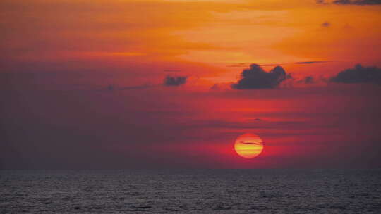 红色的大太阳落在海面地平线上