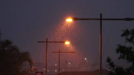 黄昏路灯下的小雨滴
