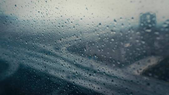 4K下雨天窗户玻璃雨滴车流