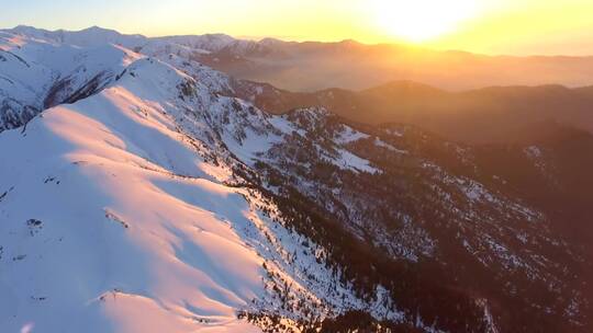 夕阳中的雪山山峰