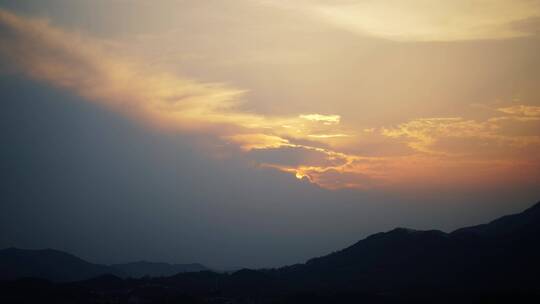 日落唯美傍晚天空夕阳落日延时视频