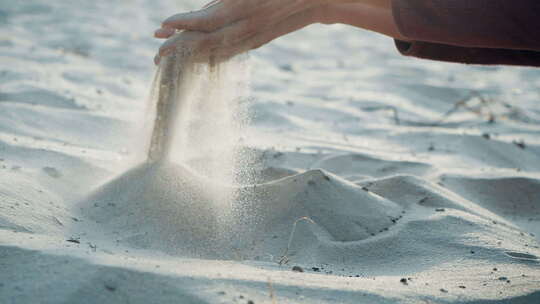 沙子穿过手指流淌下来