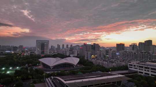 江边城市黄昏火烧云4k