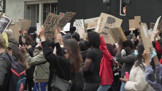 抗议者游行穿过伦敦街道视频素材模板下载