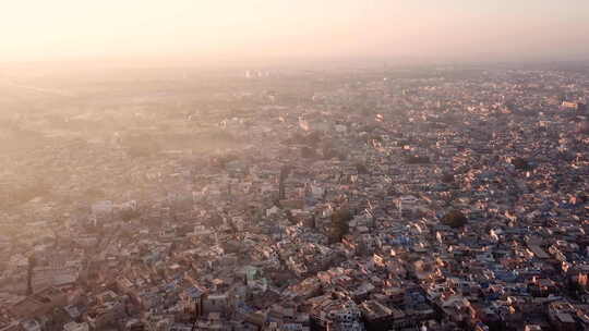 日出时，印度拉贾斯坦邦焦特布尔的蓝色城市村庄。