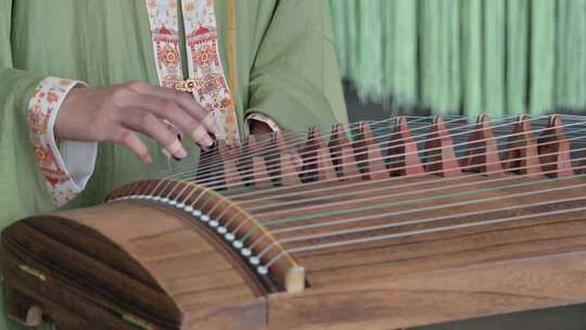 身穿中国传统汉服的女子弹奏古筝唯美画面