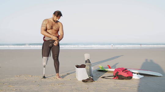 冲浪者在沙滩上卸下冲浪装备视频素材模板下载