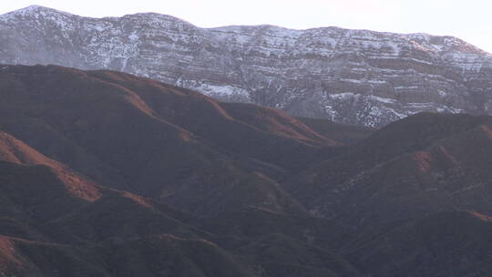 连绵不断的山脉上覆盖了雪