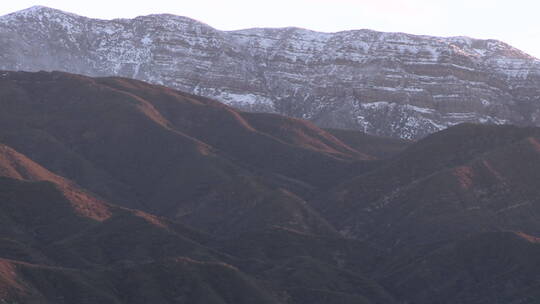 连绵不断的山脉上覆盖了雪视频素材模板下载