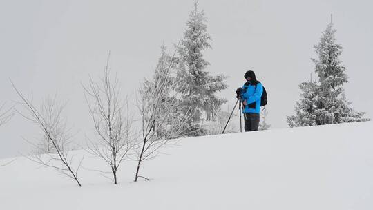 一位摄影师在雪地里的时间流逝