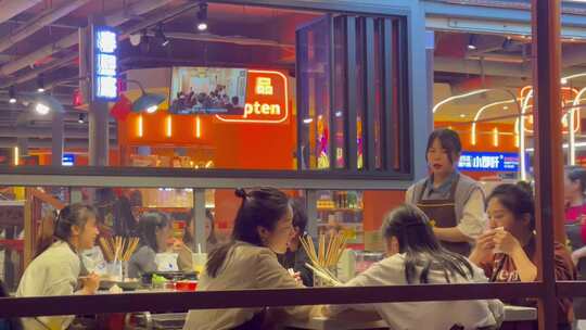 火锅店吃饭聊天的食客横摇视频素材模板下载