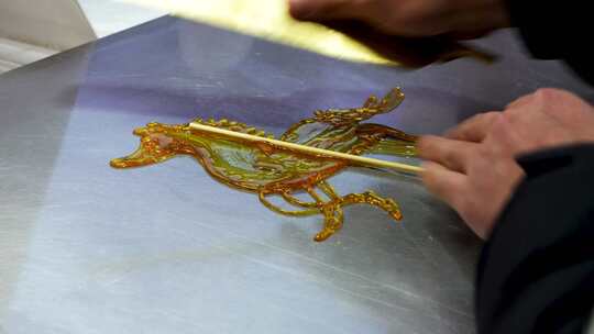 中国民间传统非遗手工糖画，画马的图案