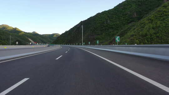 车辆在高速公路行驶第一视角空镜头