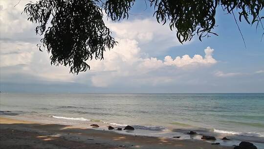 浅浪拍打在沙滩上视频素材模板下载