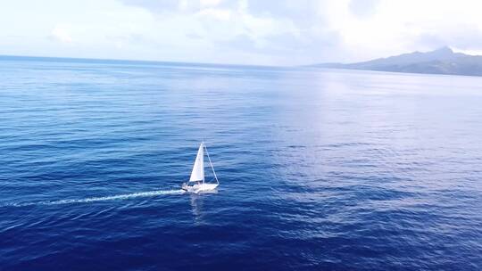 航拍帆船在圣卢西亚岛附近穿越加勒比海