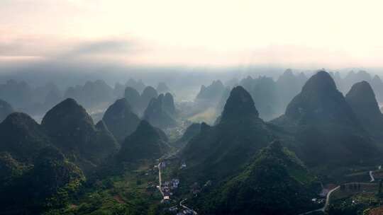 广西桂林山水漓江风光日出晨曦耶稣光