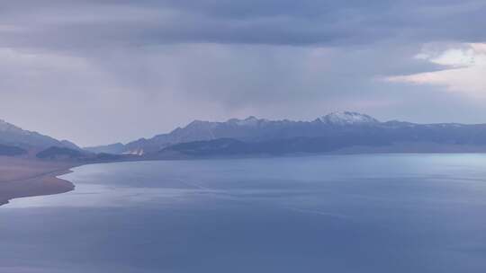 赛里木湖清晨朝霞