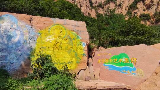 大山深处岩石上的唐卡艺术壁画
