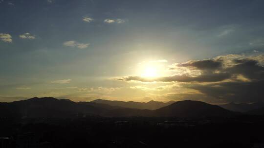 傍晚天空夕阳实拍黄昏山日落阳光云远山峰朵