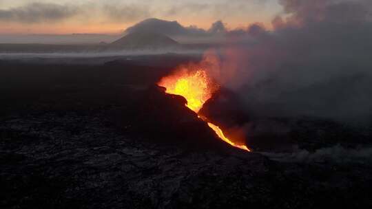 近距离观察雷克雅内斯半岛戏剧性火山喷发的