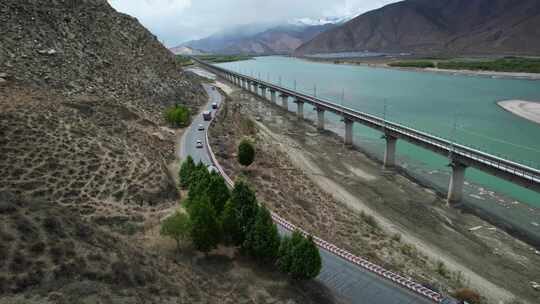 拉林铁路明则特大桥和附近河谷景观