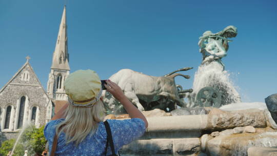 游客在拍摄喷泉