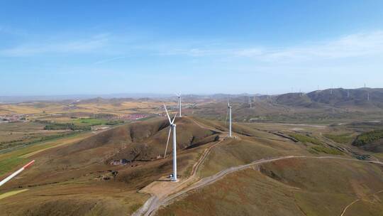 草原上矗立的新能源风力发电的风车