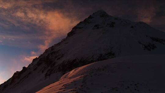 珠穆朗玛峰的日出山脉