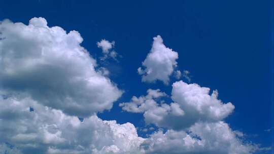 蓝天蓬松白云景象