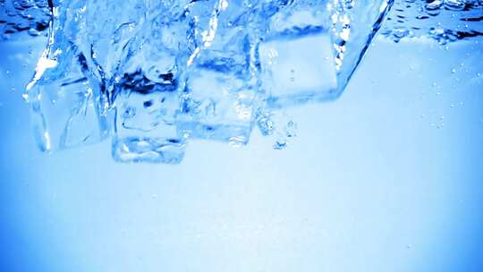 蓝色滤镜冰块随着气泡掉入水中